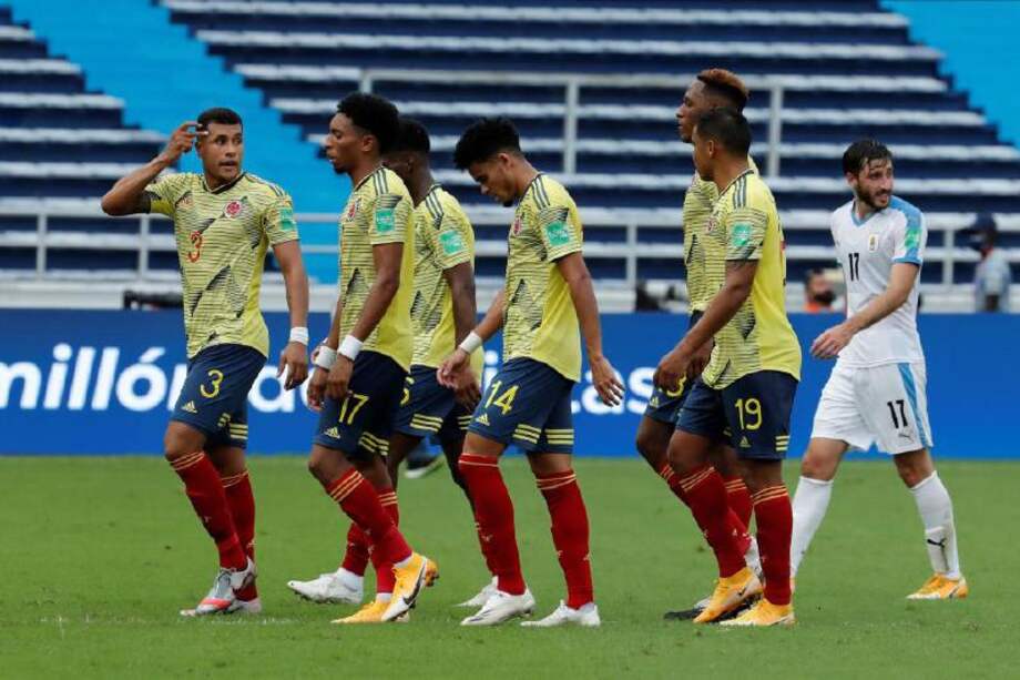 JJPANA7051. BARRANQUILLA (COLOMBIA), 13/11/2020.- Jugadores de Colombia salen del campo al final del primer tiempo hoy, en un partido de las Eliminatorias Sudamericanas para el Mundial de Catar 2022 entre las selecciones nacionales de Colombia y Uruguay en el estadio Metropolitano en Barranquilla (Colombia). EFE/Mauricio Dueñas Castañeda