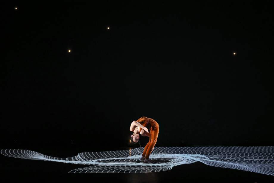 Once bailarines en escena hacen parte del montaje que combina el video mapping con una coreografía que mezcla hip-hop, danza clásica y movimientos circenses. / ©Patrick Berger