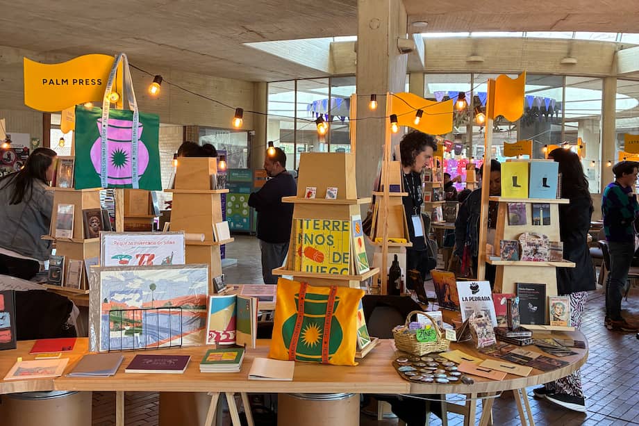 Las editoriales independientes afirmaron que la bajada del dólar debería resultar en un mejor precio en los insumos, pero esto no sucede así normalmente.