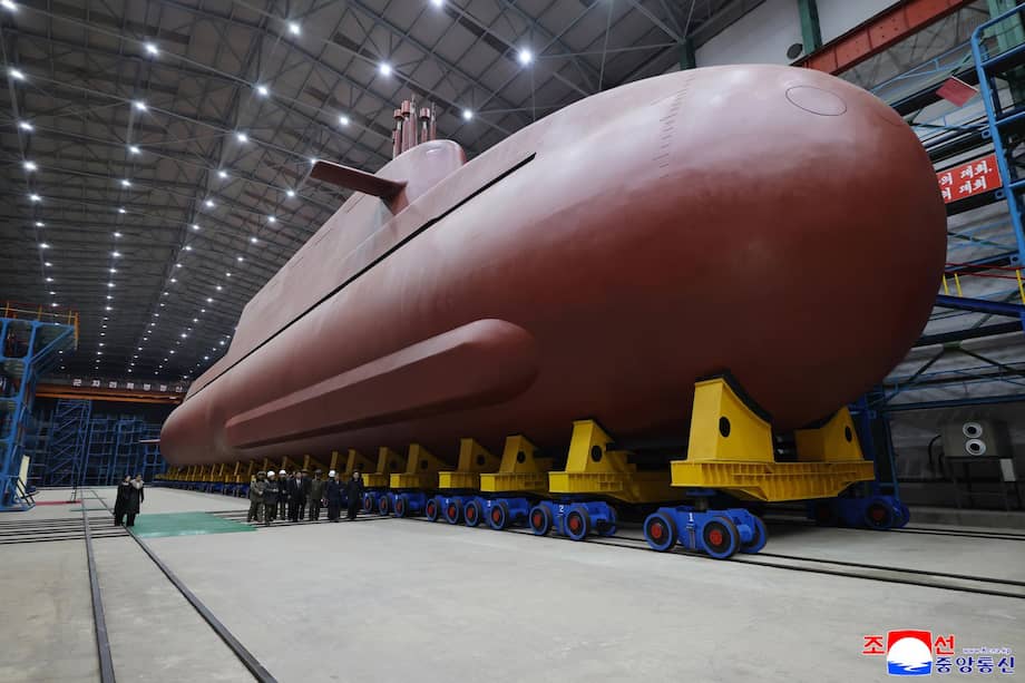 Imagen de referencia: el líder norcoreano, Kim Jong-un, y funcionarios visitaron el lugar de construcción de un submarino estratégico de misiles guiados de propulsión nuclear de 8.700 toneladas.