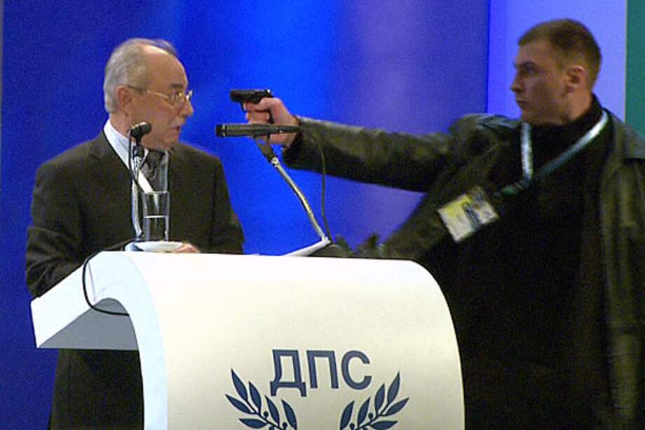 En Bulgaria un intento de asesinato en público terminó en golpiza