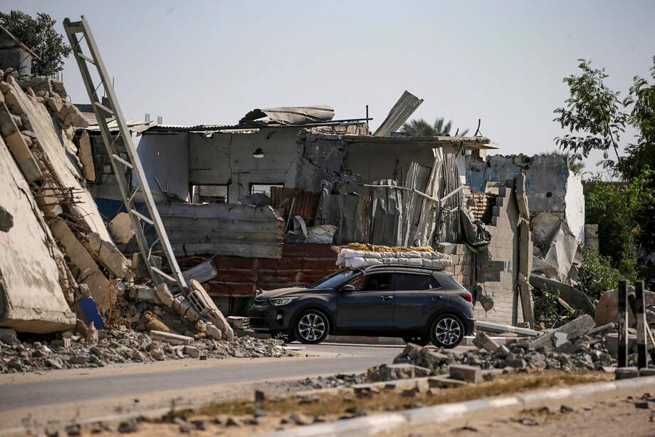 Según el portavoz de la Defensa Civil gazatí, Mahmud Basal, un bombardeo israelí contra una residencia familiar en Deir al Balah (centro) dejó al menos seis muertos y varios heridos. EFE/EPA/MOHAMMED SABER
