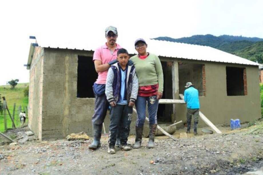 Entre las líneas estratégicas de la cartera se apoyó la mejora y construcción de viviendas rurales en localidades como Ciudad Bolívar y Suba.