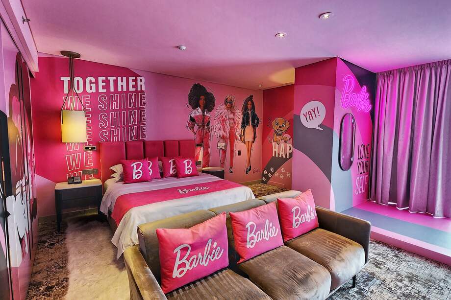 La habitación es perfecta para una escapada divertida, unas vacaciones glamurosas o una inmersión en el mundo de la querida muñeca.