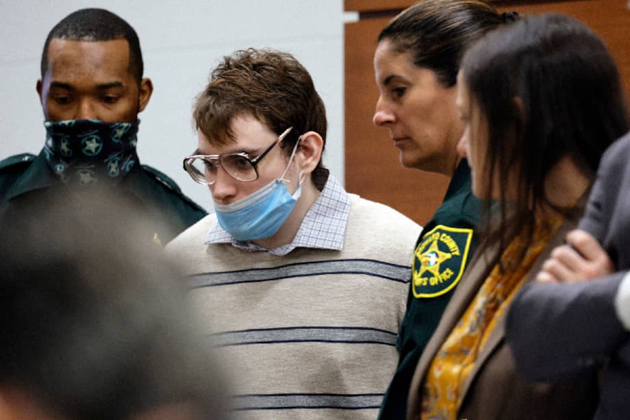 El perpetrador del tiroteo en Marjory Stoneman Douglas High School, Nikolas Cruz, fue escoltado en la sala del tribunal durante la fase de penalización de su juicio en Fort Lauderdale, Florida.