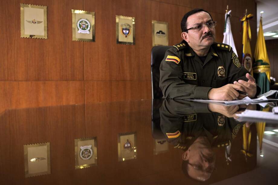 El general Pérez afirma que las Farc podrían aportar a la paz del país ofreciendo su ayuda en la erradicación manual de cultivos ilícitos. / Andrés Torres