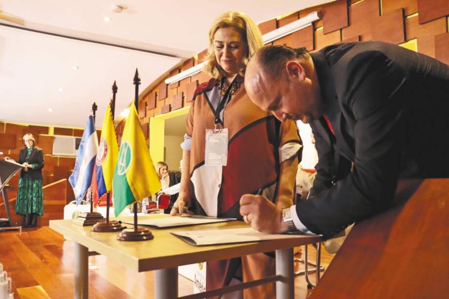 En el conversatorio se firmó un convenio entre el Centro Internacional de Promoción de los Derechos Humanos y la Universidad de América.