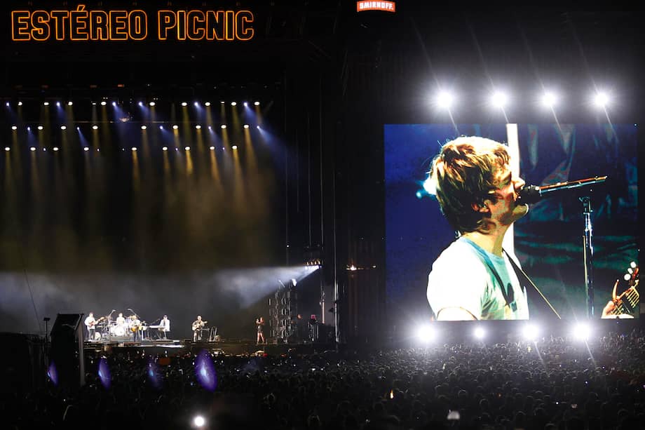 En conciertos masivos, el teleobjetivo puede acercar al artista con más detalle, aunque el zoom extremo y el cambio entre lentes siguen teniendo límites.