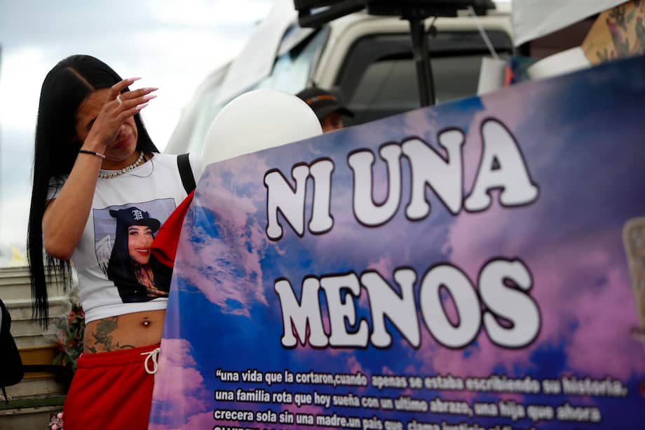 AME2734. BOGOTÁ (COLOMBIA), 25/11/2025.- Una mujer llora en una concentración como parte del Día Internacional de Eliminación de la Violencia contra la Mujer este martes, en Bogotá (Colombia). EFE/ Camila Díaz