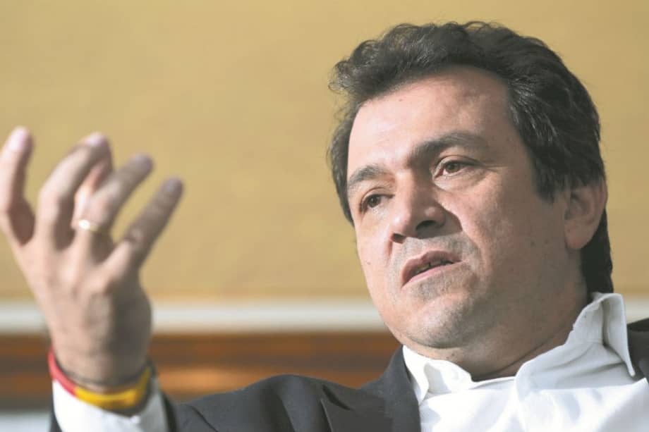 “Esta es la única colectividad que conozco que tiene a todos sus jefes “exiliados”, semirretirados o retirados”, asegura Alonso Salazar. / David Campuzano - El Espectador