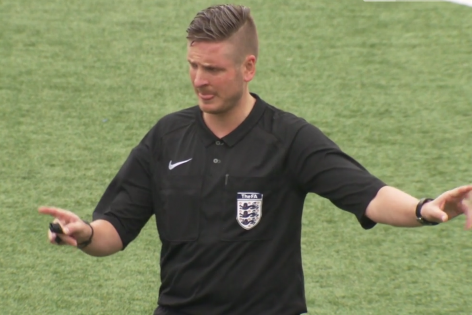 Esta temporada Atkin ejercerá de cuarto árbitro en los partidos de Premier League y de árbitro principal en las categorías inferiores. / Imagen tomada de skysports.com