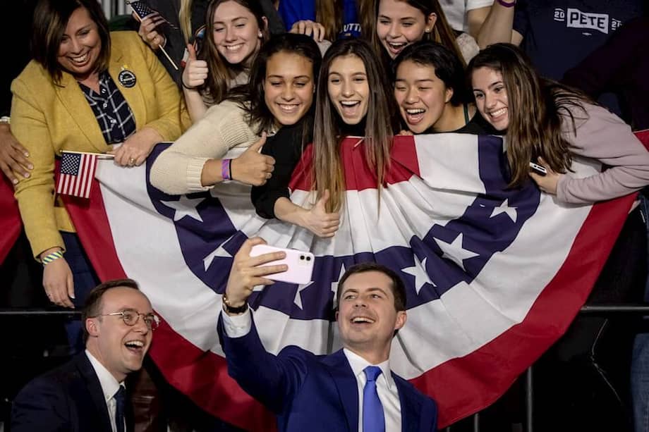 El precandidato demócrata a la Presidencia de EE. UU., Pete Buttigieg se toma una 'selfie' con un grupo de seguidoras. / EFE