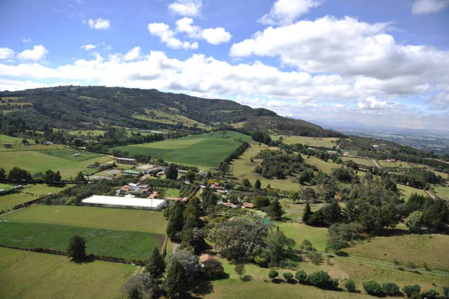 Los inmuebles y establecimientos de comercio fueron ubicados en zonas exclusivas de Bogotá, Cajicá, Chía, Fúquene y Nemocón, en Cundinamarca. / Gustavo Torrijos - El Espectador