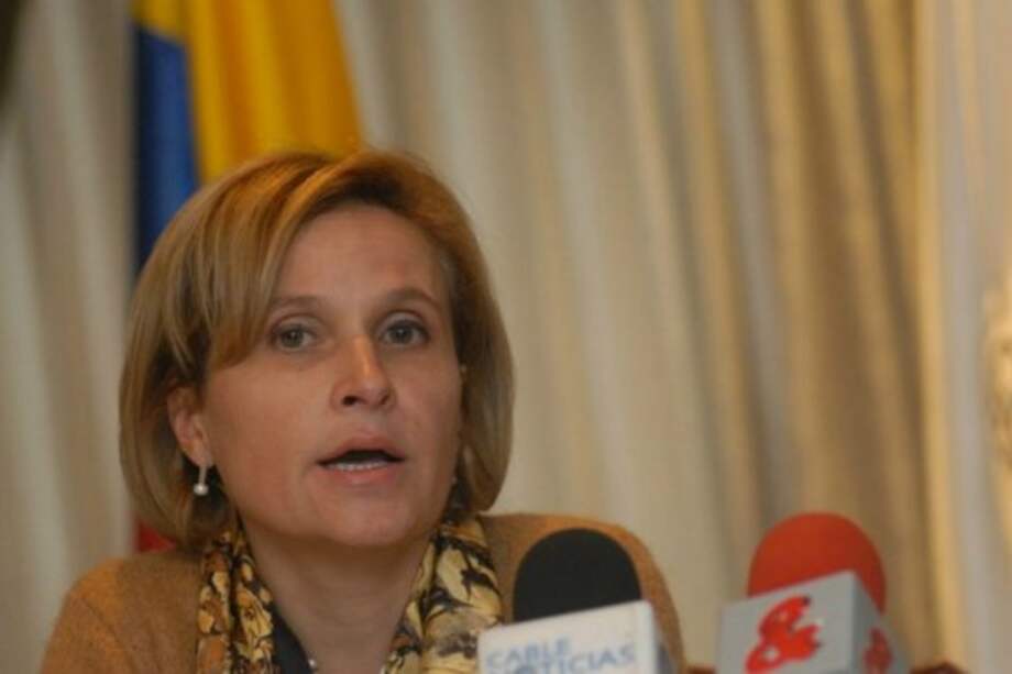 Excontralora General manifiesta su interés de asistir a juicio por irregularidades en contratación