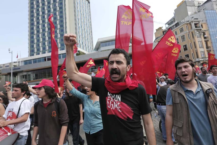 Multitudinaria protesta contra el gobierno en Estambul. / EFE