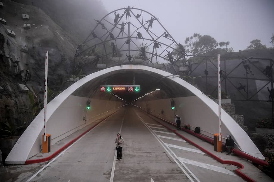 Con una longitud de 8,65 kilómetros que atraviesan la Cordillera Central, este es el túnel carretero más largo de América Latina y la obra más representativa de la ingeniería colombiana.
