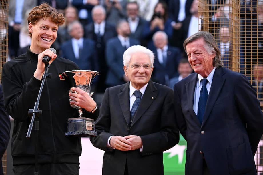 Jannik Sinner con el trofeo del Masters 1000 de Roma junto al presidente de Italia, Sergio Mattarella, y el extenista italiano, Adriano Panatta, después de ganar la final este sábado 17 de mayo de 2026.