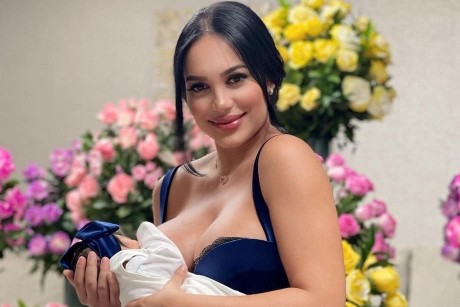 Andrea Valdiri y su hija Adhara, recién nacida