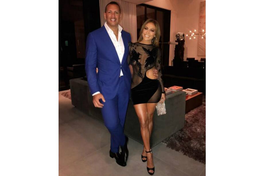 La pareja ha dicho varias veces que la razón para aplazar el enlace fue la pandemia, pero se especuló que JLo descubrió una infidelidad por parte de Alex / Twitter