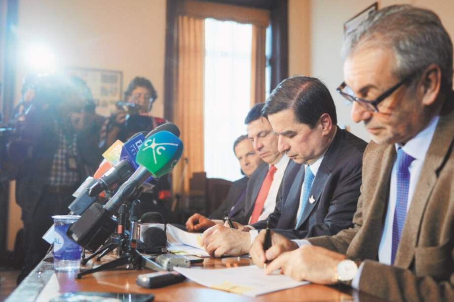 El ministro Juan Fernando Cristo en la radicación del acto legislativo que le da vida a la Jurisdicción Especial de Paz.