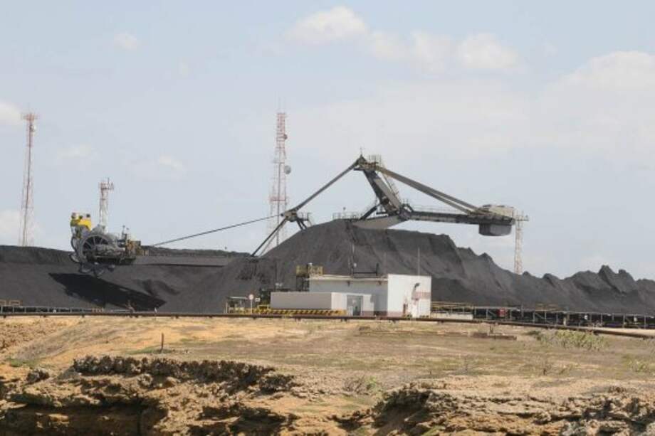 Gobierno y altos cargos del Cerrejón buscan salida negociada a bloqueo de trabajadores