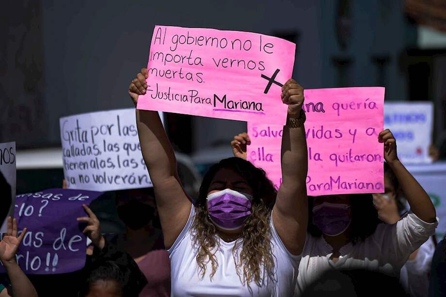 Más de 300 personas marcharon hoy en el municipio de San Cristóbal de las casas, en el estado de Chiapas, en el sureste mexicano, para exigir justicia por el feminicidio de la médica Mariana Sánchez, quien apareció ahorcada tras interponer una denuncia por abuso sexual que las autoridades ignoraron.