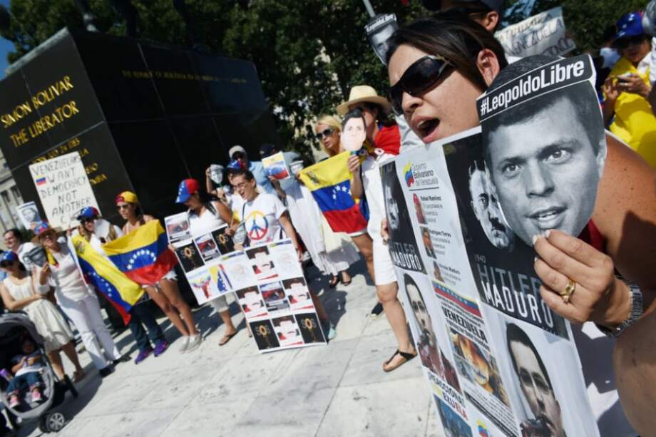 Con carteles y máscaras de presos políticos en Venezuela, venezolanos protestan pacíficamente frente al Simón Bolívar Memorial, en Washington DC, (EE.UU). /EFE