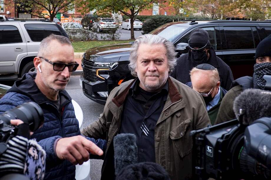 El aliado de Trump y exasesor de la Casa Blanca Steve Banno llega para entregarse a las autoridades a la Oficina de Campo del FBI en Washington, DC, Estados Unidos, el 15 de noviembre.