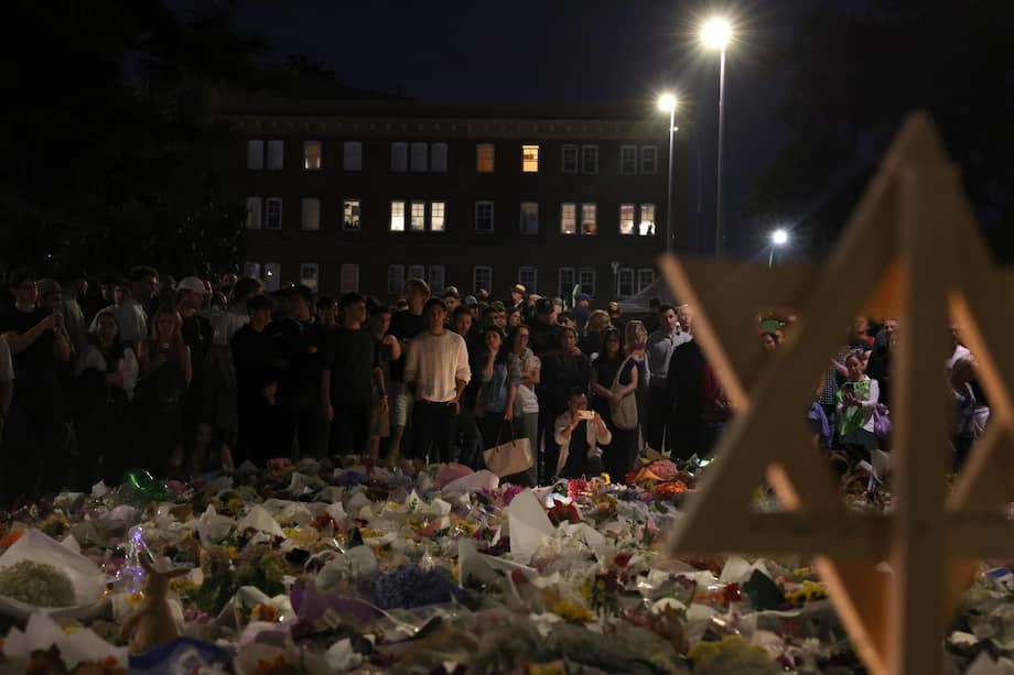 Dolientes en un monumento improvisado en Bondi Beach, Sídney, Nueva Gales del Sur, Australia.