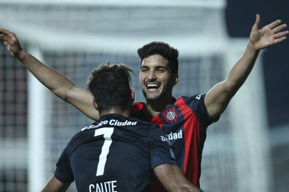 El jugador Nicolás Blandi, (d) de San Lorenzo, festeja el segundo gol de su equipo ante Palestinos, este jueves por los cuartos de final de la Copa Sudamericana. / EFE