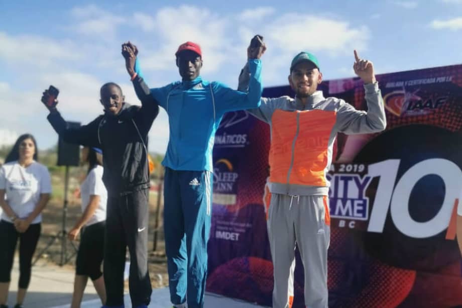 Geoffrey Kenissi (c), Robert Gaitho (i) y Gerard Giraldo (d), el podio de la competencia 10k Obesity Not 4 Me. / Prensa Correcaminos