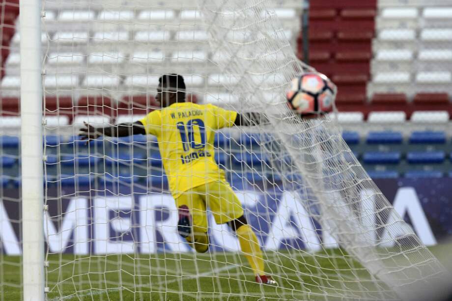 William Palacios celebra el gol de Comerciantes Unidos. / AFP