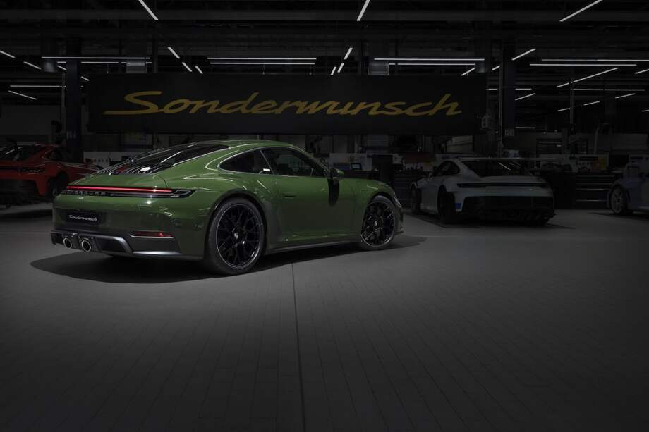 Porsche presenta una edición exclusiva y personalizada del icónico 911. Limitada a 40 unidades, esta serie especial se distingue por su diseño meticuloso y su carácter único, reflejando el lujo contemporáneo de la marca.