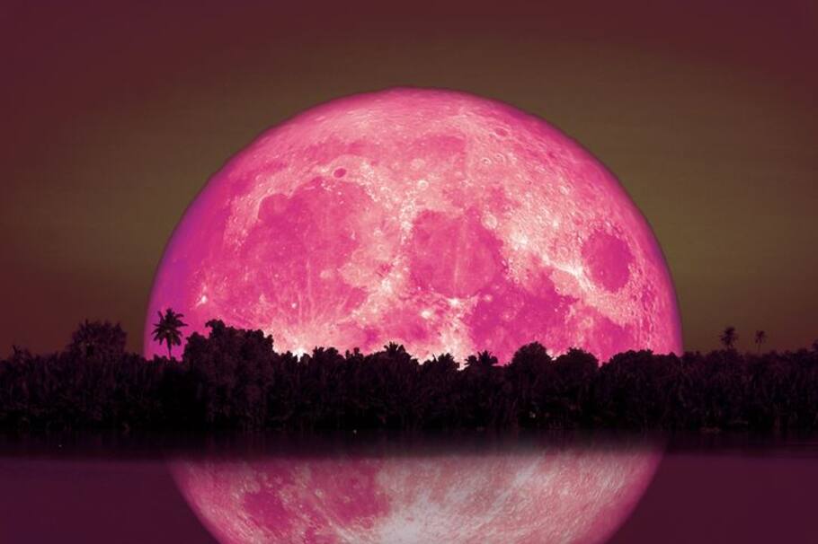 La mitad de año se marca con la luna de fresa. Aquí te enseñamos a qué hora verla y los significados que trae a nuestras vidas a partir de hoy.