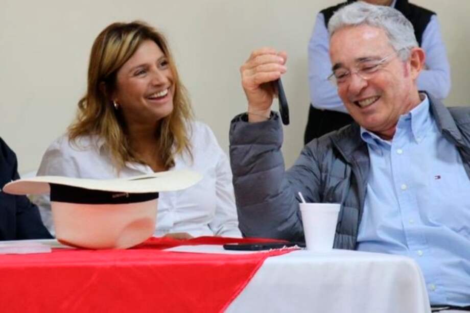 Bien llamativa resultó larespuesta amenazante de Paola Holguína lacolumna de Yohir Akerman donde reveló los vínculos que el papá de ella, Frank Holguín Ortiz, sostuvo con Pablo Escobar en los años 90 como narcotraficante y testaferro del capo. El trino de la senadora uribista es fiel reflejo de su catadura moral y del entorno mafioso que la envuelve: “Yo no pateo perro muerto” da a entender que el periodista se va a morir… o ya se puede dar por muerto. Sea como fuere, el meollo del intríngulis reside en que si la columna de Akerman mintiera, en lugar de una amenaza ella habría anunciado denuncia penal por injuria, calumnia o atentado al “buen nombre”. Si calla en eso, es porque no puede desmentirlo. O sea, no se atreve a patear al perro estando vivo. (Ver columna).