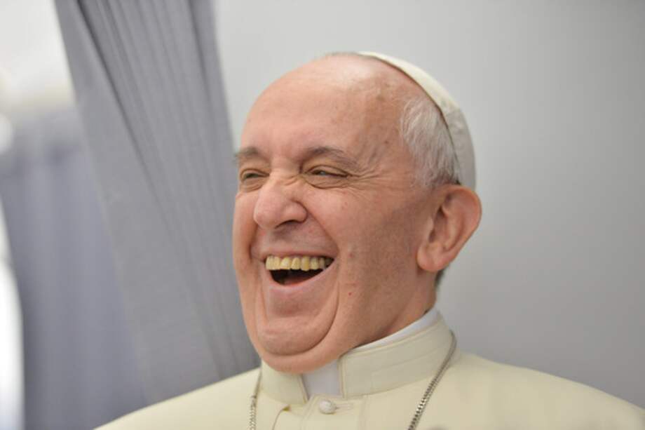 Estudio niega la supuesta correlación negativa entre el sentido del humor y la religiosidad. En la imagen, el papa Francisco ríe durante su visita a Río de Janeiro (Brasil) en 2013. / EFE