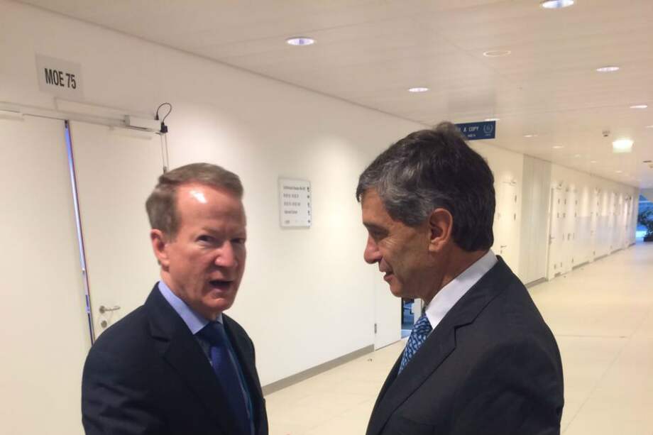 El ministro del posconflicto, Rafael Pardo, acompañado del exmabajdor de Estados Unidos en Colombia, William Brounfield.