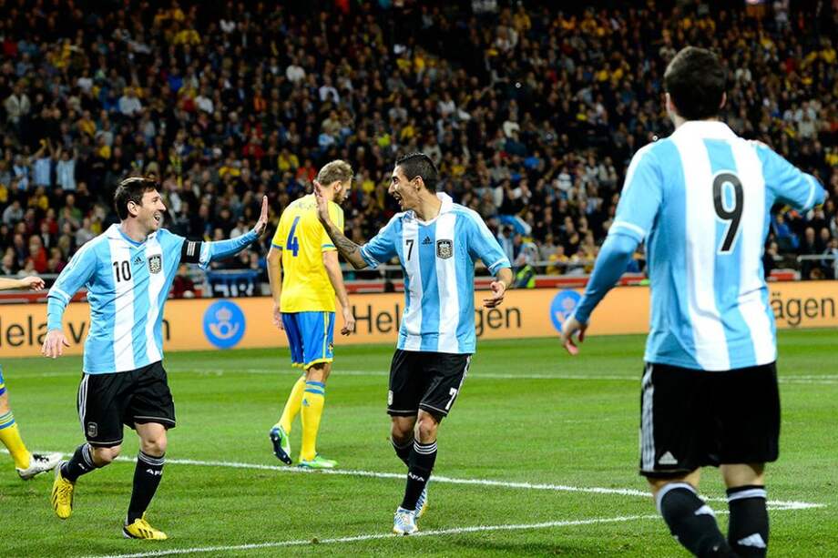 Messi, Di María e Higuaín celebran uno de los goles que le anotaron a Suecia. / AFP