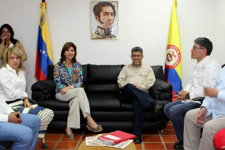 El Embajador de Colombia en Perú, Luis Eladio Pérez y el coordinador del PFP, Jorge Guzmán, le presentaron los avances del plan realizado en Colombia a la Canciller del Perú, Eda Rivas.