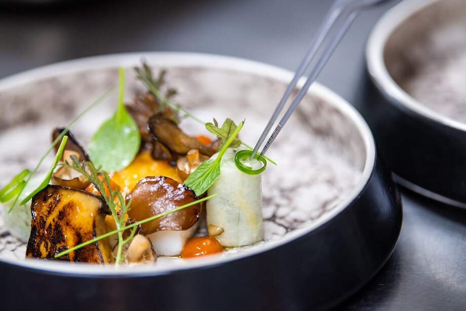 El equipo culinario de Victoria & Albert’s está dirigido por el chef de cocina Matthew Sower.