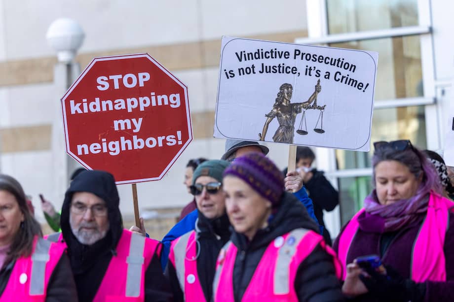 Un grupo protesta contra las acciones de ICE contra los migrantes en Estados Unidos. El letro de la izquierda dice: "Paren de secuestrar a mis vecinos".