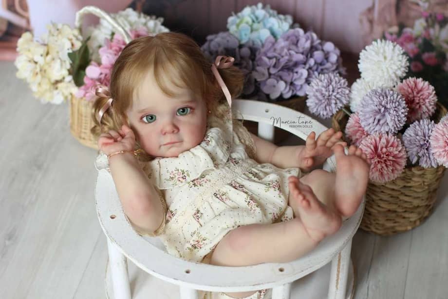 Las muñecas tienen su propio espacio en la casa de Sugely (@karlareborns1): ropa, accesorios y rutinas que replican escenas de la vida cotidiana.