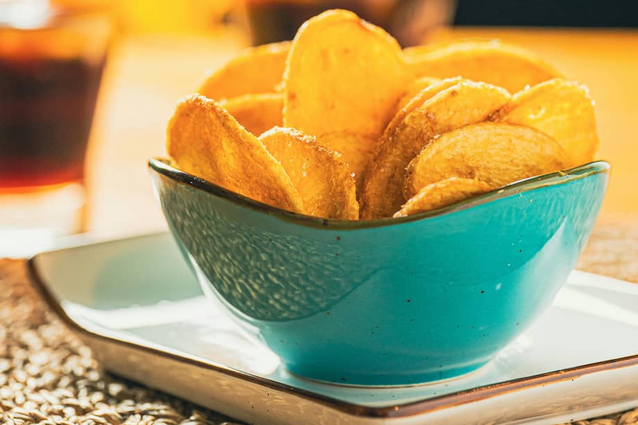 El ingrediente infaltable para hacer estas papas crocantes es el limón.