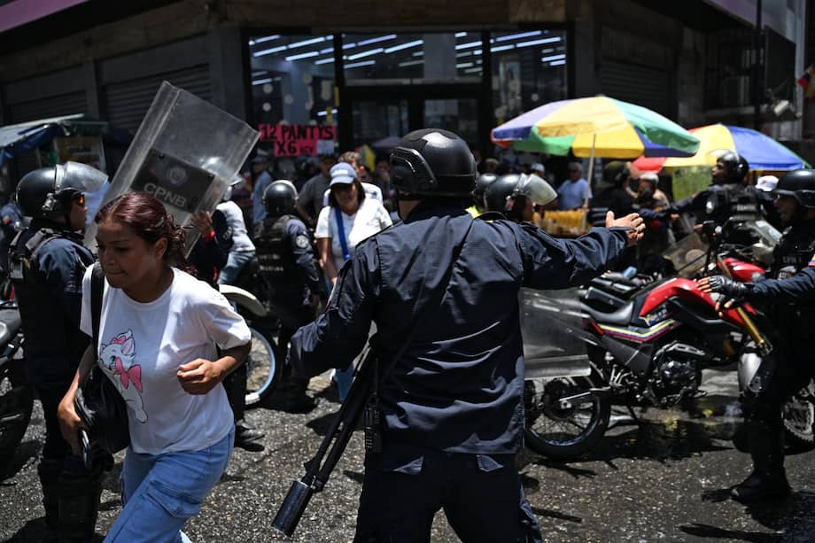 Policía lanza gases a manifestantes que intentan llegar a palacio presidencial en Venezuela.