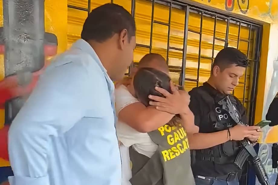 Imagen del video del encuentro de "Paisa Alerta" y su hija tras el rescate.