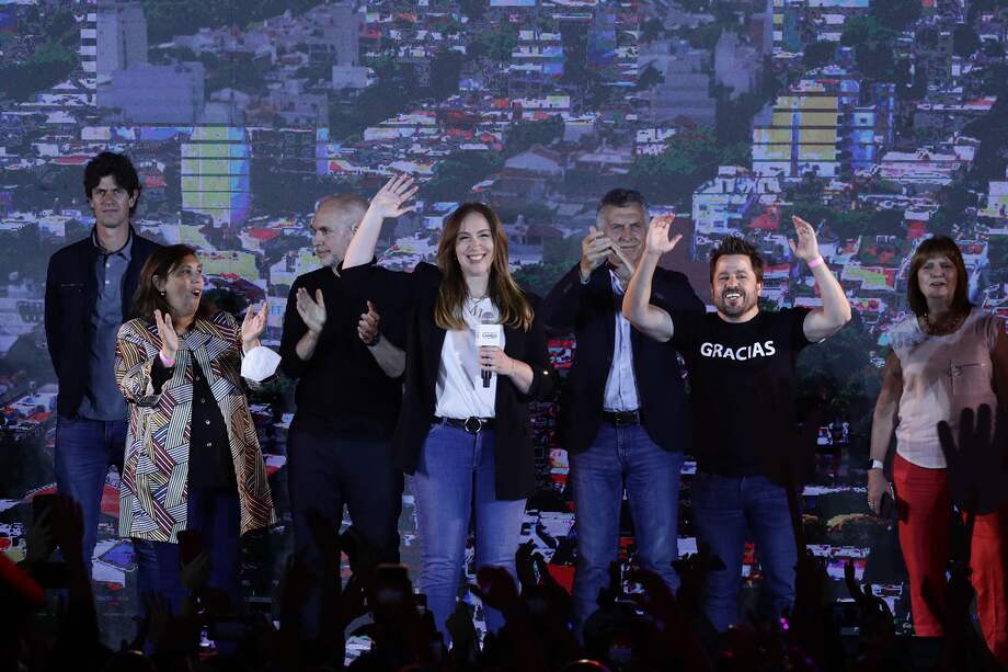 La exgobernadora porteña y candidata diputada por la Ciudad Autónoma de Buenos Aires por el partido "Juntos por el Cambio", María Eugenia Vidal (C), celebra tras las elecciones parlamentarias de mitad de período, en Buenos Aires.