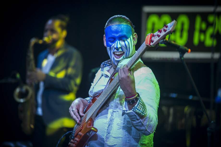 Juan García-Herreros (Snow Owl) ganó tres medallas de oro en los Global Music Awards con su álbum "The Blue Road". / Juan Santacruz