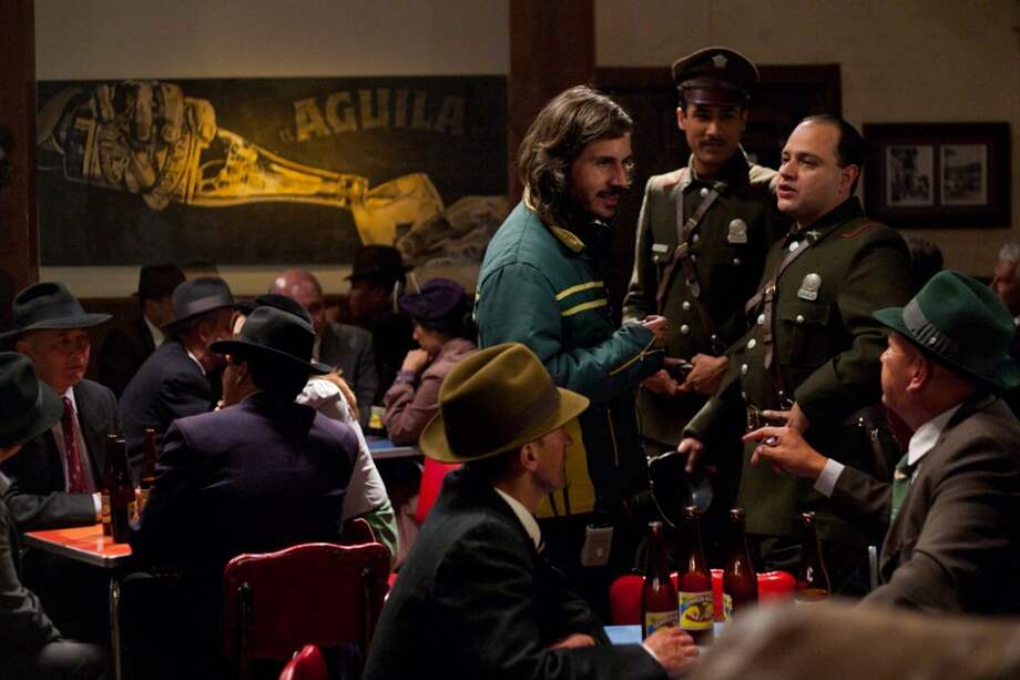 El director Andi Baiz en el rodaje de "Roa".