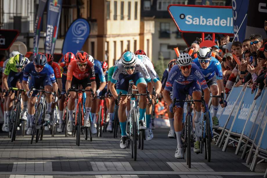 El corredor del equipo Alpecin-Deceuninck, Quinten Hermans (d), cruza la línea de meta como vencedor de la tercera etapa de la Itzulia Basque Country 2024 (Vuelta al País Vasco 2024), de 190,9 km de recorrido y que se ha celebrado este miércoles entre las localidades de Ezpeleta (Francia) y Alsasua (Navarra).