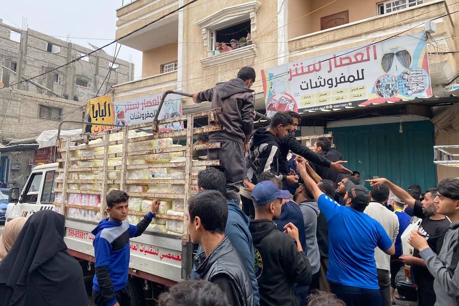 Un camión de distribución de ayuda en una calle de Rafah este miércoles. A los palestinos que escapan de la ofensiva israelí en Gaza ya solo les queda Rafah en su huida desesperada, pero ni en el último lugar en el sur de la Franja encuentran refugio, ni prácticamente sitios donde cobijarse ante una situación humanitaria cada vez más límite.